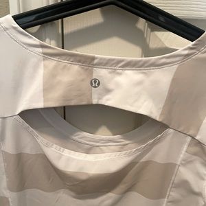 Lululemon Women’s work out Shirt Size Medium